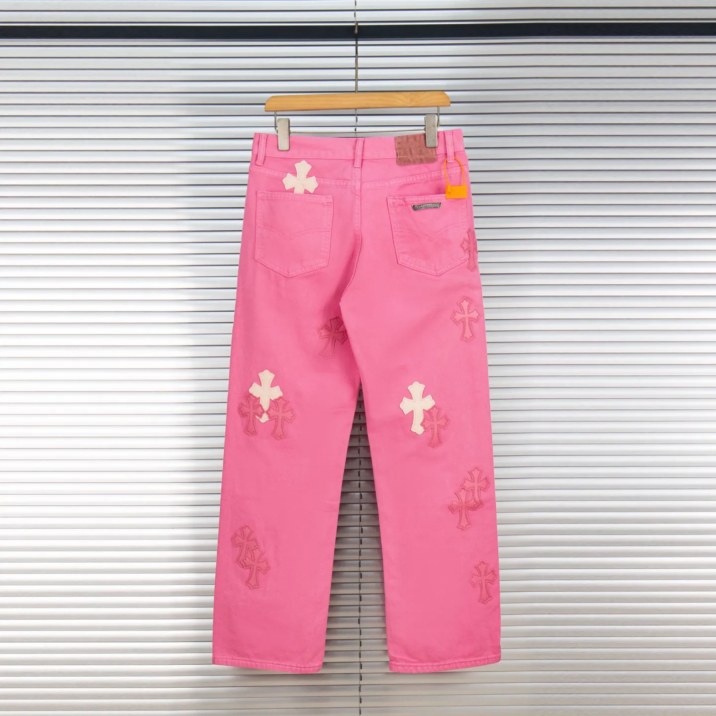 P250 CHROME HEARTS 25ss amine light pink cross patch leather washed jeans - Full of exploring the ultimate in fashion, Chrome Hearts' new Chrome Hearts pants not only present a unique style, the fresh ice blue color looks particularly youthful and energetic. The mid-high waist design is paired with a lazy and casual style, which not only shows long legs but also maintains a casual feel. It is a must-have fashion choice for trendy men and trendy women. Style number: 1778# Color: Dopamine powder Size: 28 30 32 34